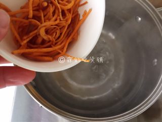 1、凉拌虫草花菠菜,虫草花漂洗干净，放入开水中，汆烫一下。