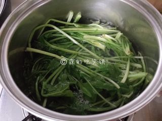 2、凉拌虫草花菠菜,菠菜洗净后，也放在开水里汆烫一下。