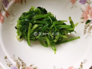 3、凉拌虫草花菠菜,捞出后沥干水分。