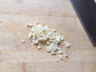 4、凉拌虫草花菠菜,蒜剁成末。