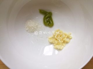 5、凉拌虫草花菠菜,碗里放入芥末、糖，还有蒜泥。