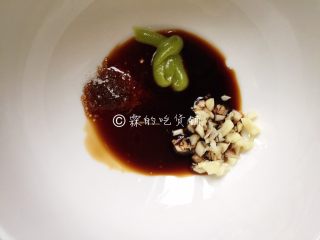 6、凉拌虫草花菠菜,再加入生抽和醋拌匀。