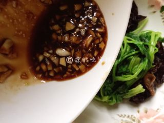 7、凉拌虫草花菠菜,随后把酱汁倒在沥干水分的菠菜上。