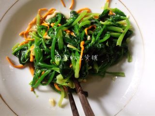 8、凉拌虫草花菠菜,充分拌匀。