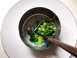 9、凉拌虫草花菠菜,装盘。