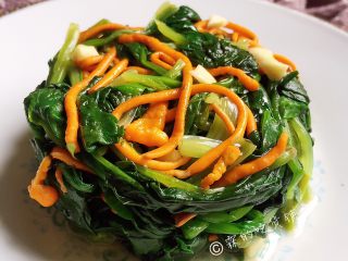 11、凉拌虫草花菠菜,完成。