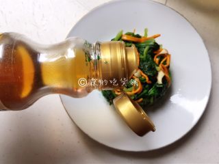 10、凉拌虫草花菠菜,最后淋上点香油。
