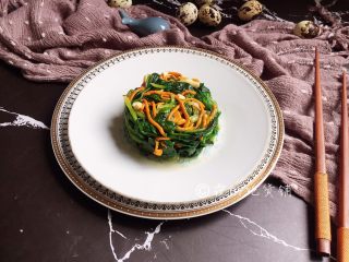 12、凉拌虫草花菠菜,完成。