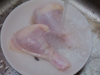 2、新奥尔良烤鸡腿,鸡腿泡水洗干净