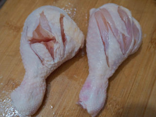 3、新奥尔良烤鸡腿,在鸡腿正反面都切几刀,方便腌制入味