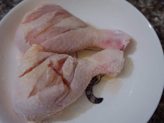 5、新奥尔良烤鸡腿,少许花生油和料酒