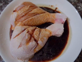 6、新奥尔良烤鸡腿,加入少许生抽