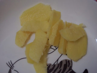 11、新奥尔良烤鸡腿,生姜切成片备用