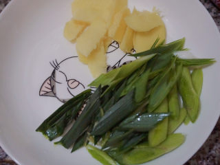 12、新奥尔良烤鸡腿,准备蒜段,蒜段可切大片一点