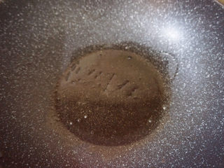 16、新奥尔良烤鸡腿,锅内放入一层花生油