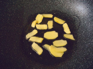 17、新奥尔良烤鸡腿,铺上姜片