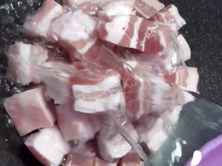 1、红烧肉,准备带皮五花肉切成大块，加凉水煮出血沫