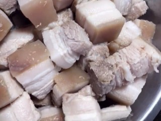 2、红烧肉,捞出冲洗干净控水