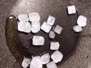 3、红烧肉,锅内放油放冰糖小火慢熬