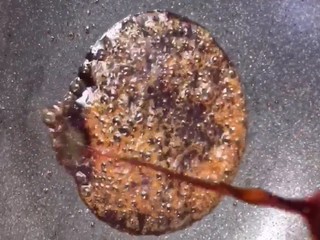 4、红烧肉,小火熬成糖色然后加点水煮