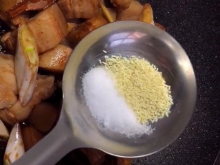 6、红烧肉,锅内放入五花肉，放入葱姜，八角，桂皮，香叶，生抽，耗油，老抽，料酒，糖色水，盐，鸡精