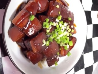 10、红烧肉,撒上葱花