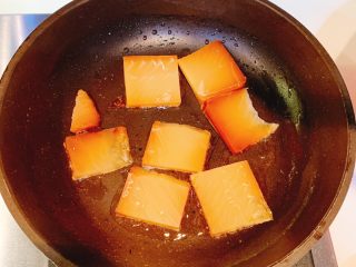 2、家乡煎年糕,冷锅热油，放入年糕