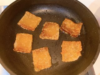 3、家乡煎年糕,小火煎至双面金黄，出锅