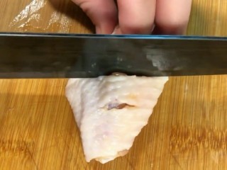 1、烤鸡翅,鸡翅洗净两面改刀