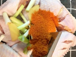 2、烤鸡翅,加入葱姜，料酒，奥尔良腌料