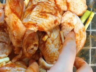 3、烤鸡翅,抓均匀腌制半小时