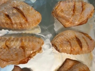 4、烤鸡翅,放入盘中，再刷上一层蜂蜜水