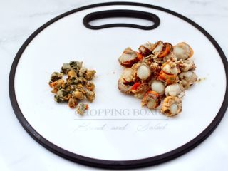 2、白菜心红油扇贝肉,把扇贝肉去除胃部杂志。