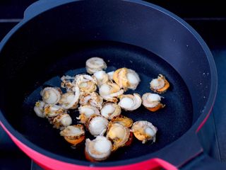 3、白菜心红油扇贝肉,锅中倒入适量的清水,放入扇贝肉。