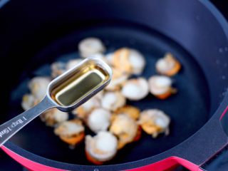 4、白菜心红油扇贝肉,锅中先倒入料酒。