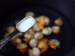 5、白菜心红油扇贝肉,再加入适量的盐。