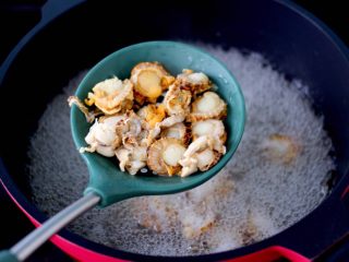 6、白菜心红油扇贝肉,大火煮沸后继续煮1分钟,捞出沥干水分。