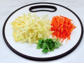 7、白菜心红油扇贝肉,白菜心和胡萝卜切细丝,香菜切段。