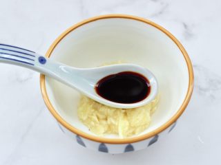 8、白菜心红油扇贝肉,大蒜去皮后捣成蒜泥放入碗里,先加入味极鲜酱油。