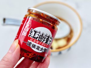 11、白菜心红油扇贝肉,最后倒入小石窖红油辣子。