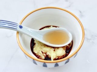 9、白菜心红油扇贝肉,再加入米醋。