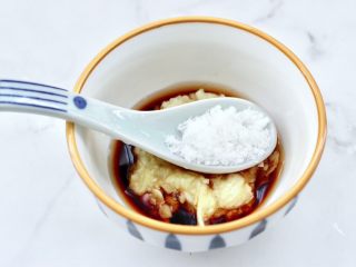 10、白菜心红油扇贝肉,加入白糖和适量的盐。