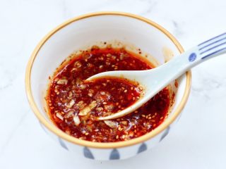 12、白菜心红油扇贝肉,把所有的调料混合搅拌均匀,调料汁就调好了。