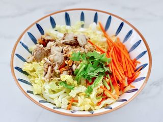 13、白菜心红油扇贝肉,容器里放入白菜心和胡萝卜丝,扇贝肉和香菜段。