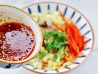 14、白菜心红油扇贝肉,这个时候倒入调制好的调料汁。