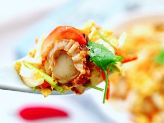 17、白菜心红油扇贝肉,吃上一口就停不下来了,简直不要太好吃了。