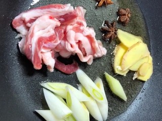 2、家常炖草鱼,起锅烧油放入姜葱，五花肉，八角，花椒，炒香