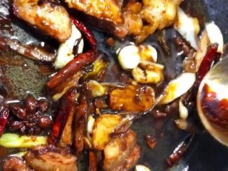 3、家常炖草鱼,炒香后放入拍蒜，干辣椒，黄豆酱，酱油，老抽炒至酱香味