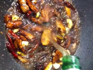 4、家常炖草鱼,加入一瓶啤酒，适量清水