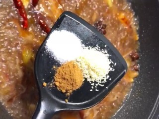 5、家常炖草鱼,盐，鸡精，十三香调味